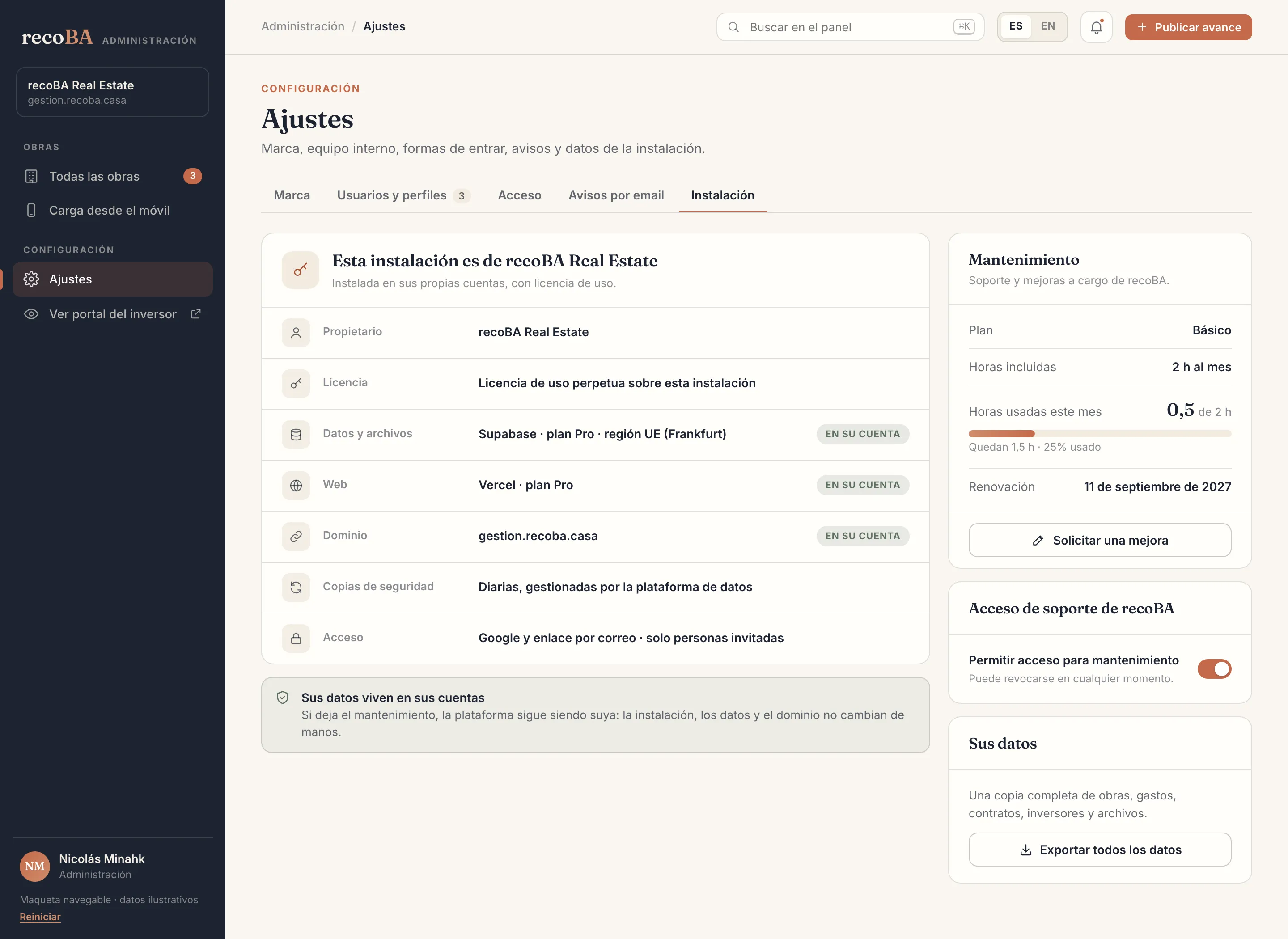 Ajustes de instalación en el panel de administración: nombre de la empresa, dominio propio, marca y proveedores de alojamiento configurados en las cuentas del cliente